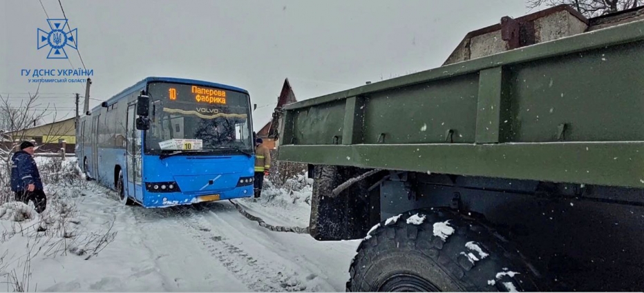 В Оліївці рятувальники відбуксирували маршрутку з снігового замету