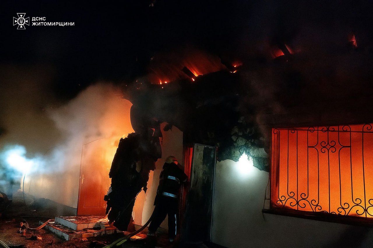У Житомирському районі горіла господарча будівля, вогонь гасили близько двох годин