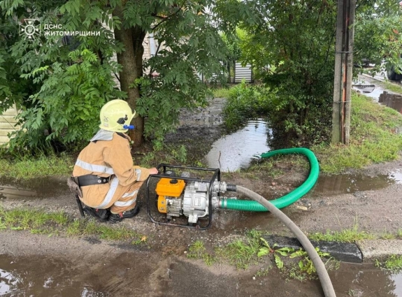 Прибирали повалені дерева та відкачали понад 800 куб.м. води: на Житомирщині рятувальники ліквідовують наслідки негоди