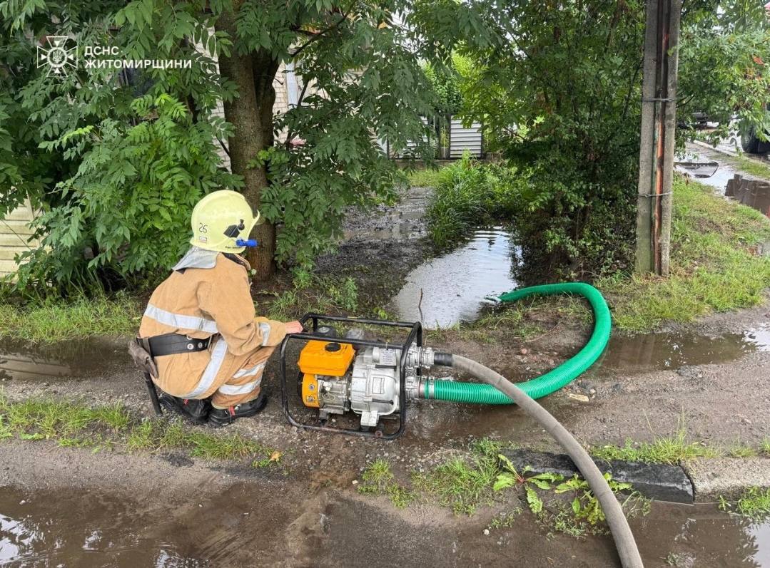 Прибирали повалені дерева та відкачали понад 800 куб.м. води: на Житомирщині рятувальники ліквідовують наслідки негоди