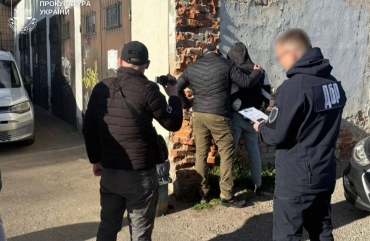 На Житомирщині працівнику служби судової охорони повідомлено про підозру у збуті канабісу