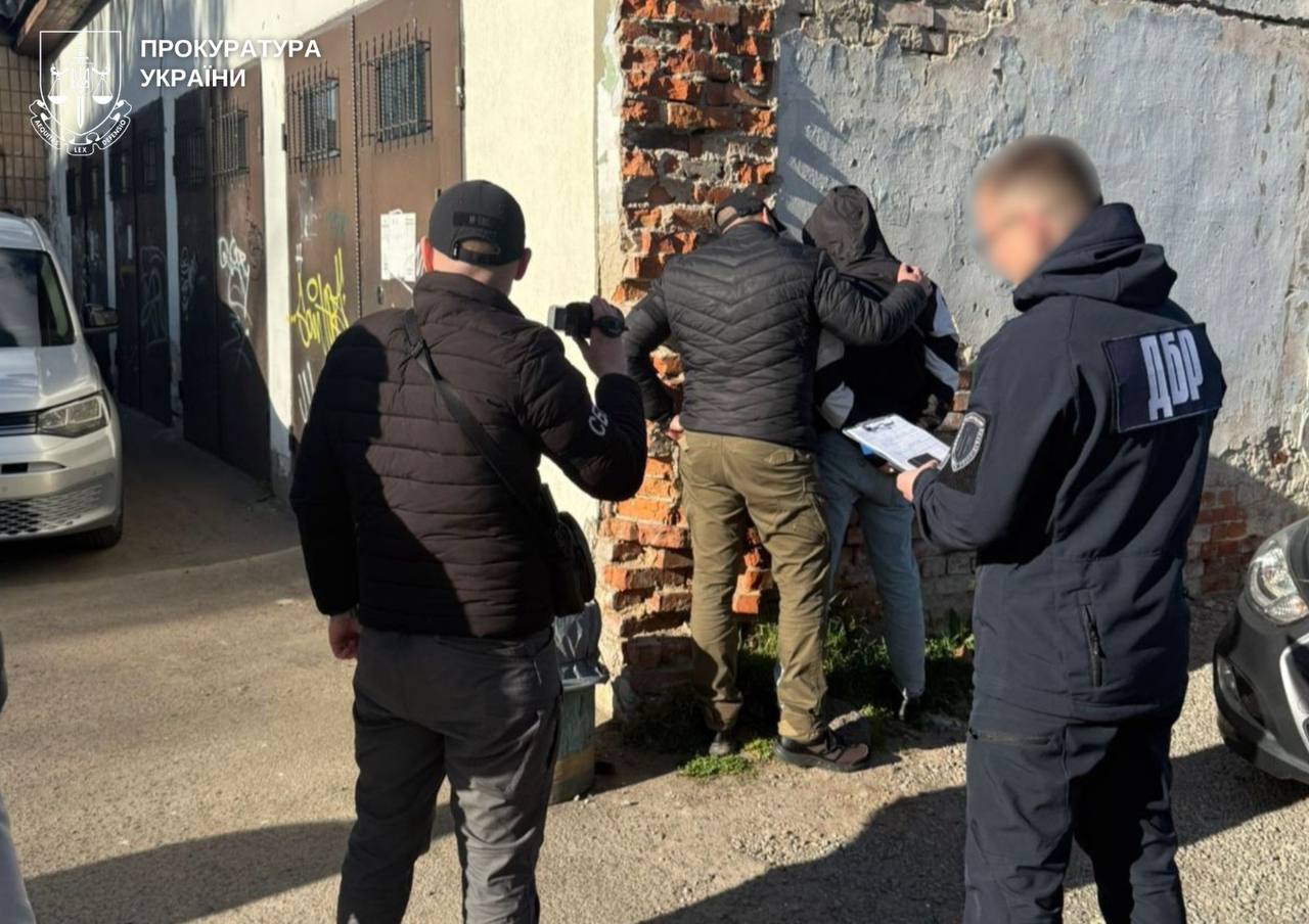 На Житомирщині працівнику служби судової охорони повідомлено про підозру у збуті канабісу