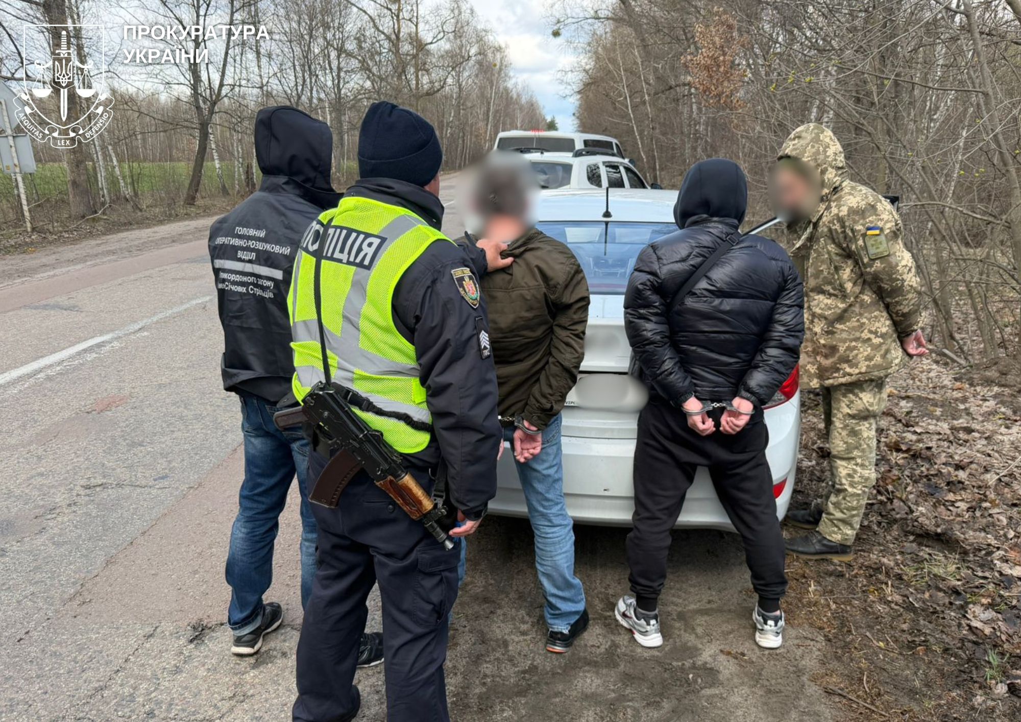 Незаконно переправляли осіб через державний кордон: двом чоловікам оголосили підозру