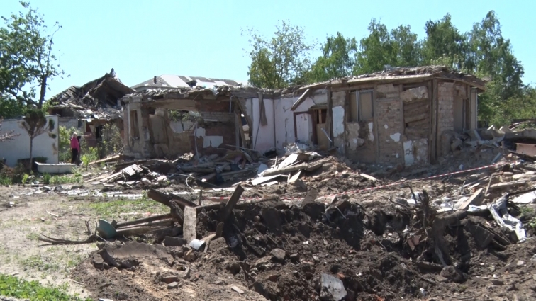 У Житомирі розпочали прибирання територій довкола постраждалих внаслідок обстрілів житлових будинків