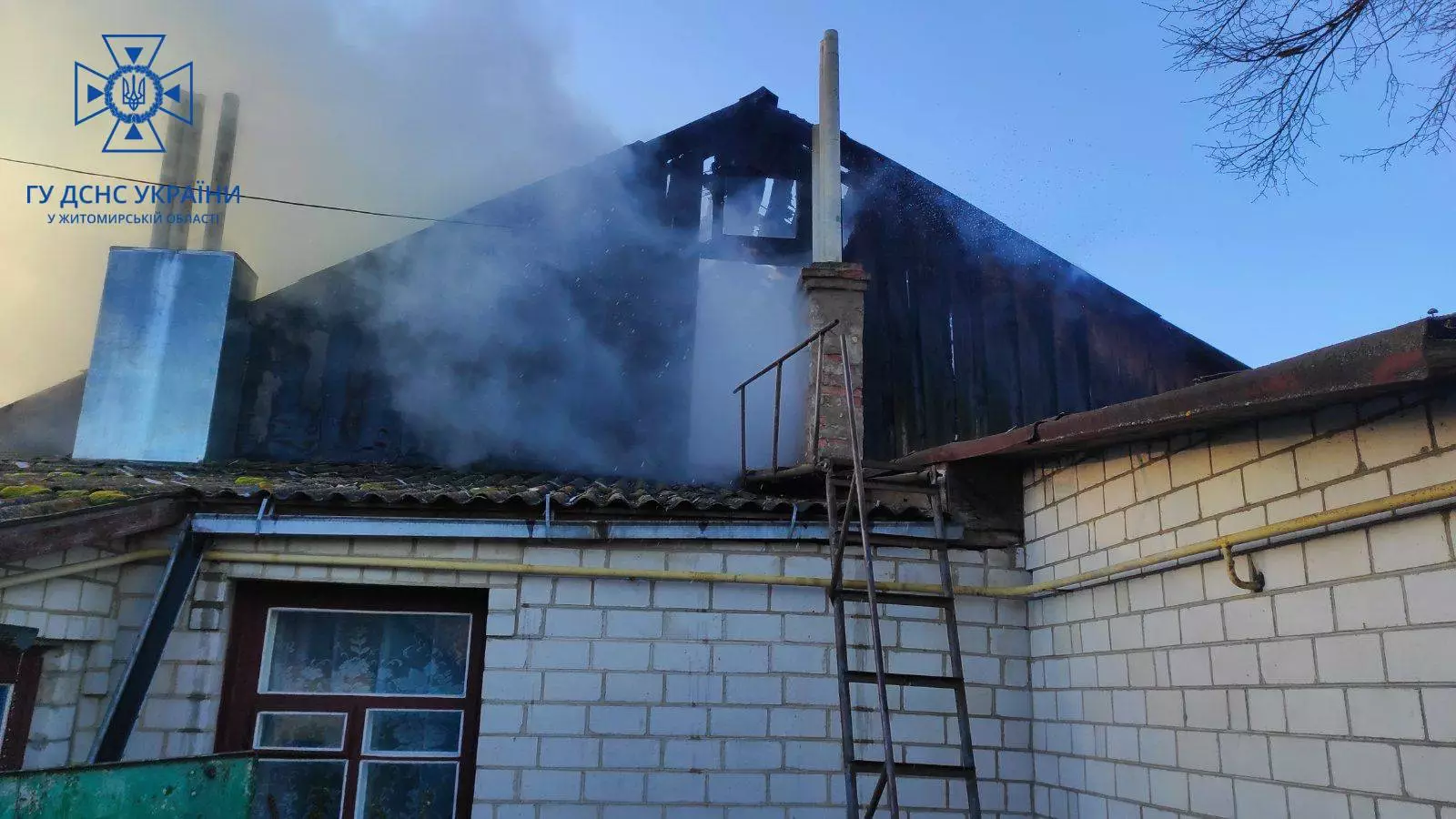 В Андрушівці горів будинок на 7 господарів: причини пожежі встановлюються