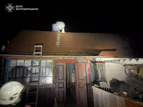У Житомирському районі ліквідували пожежу в будинку, займання сталося через порушення правил експлуатації пічного опалення