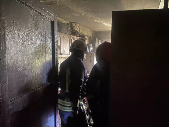 У Бердичеві рятувальники гасили пожежу в будинку на 7 господарів: горіла кухня в одній з квартир