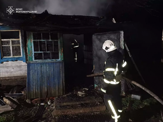 У Коростенському районі горів житловий будинок: пожежа сталася через порушення правил встановлення та експлуатації пічного опалення