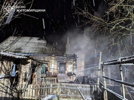 В Овруцькій громаді рятувальники ліквідували пожежу в житловому будинку, вогнем знищено дах, перекриття та речі