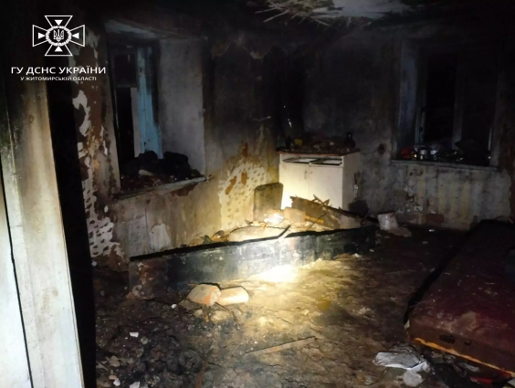 У Радомишлі під час пожежі в будинку врятували господаря, чоловік в лікарні