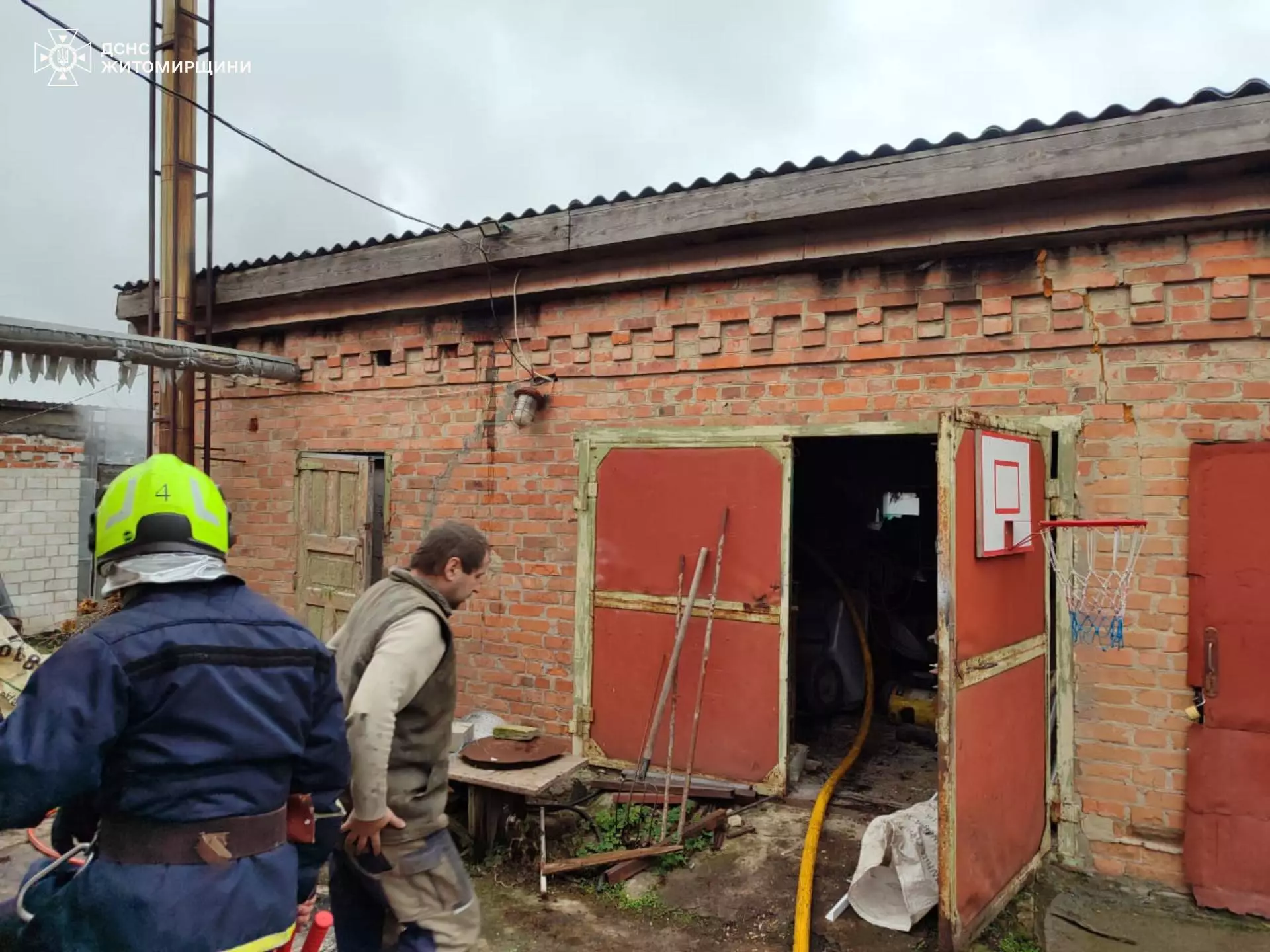 У Бердичеві рятувальники ліквідували пожежу в господарчій будівлі