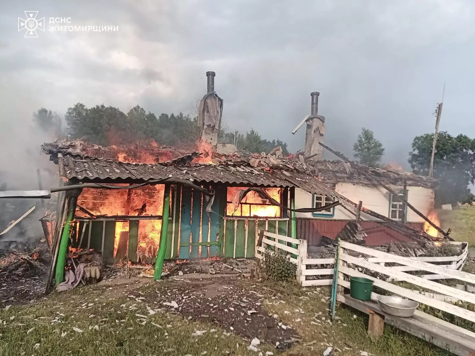 У Звягельському районі ліквідовано пожежу на території приватного домоволодіння