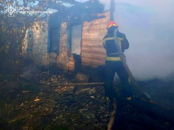 У Черняхівській громаді ліквідовано пожежу в приватній оселі