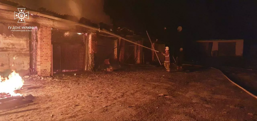 У Житомирському районі згоріли 12 гаражів та авто