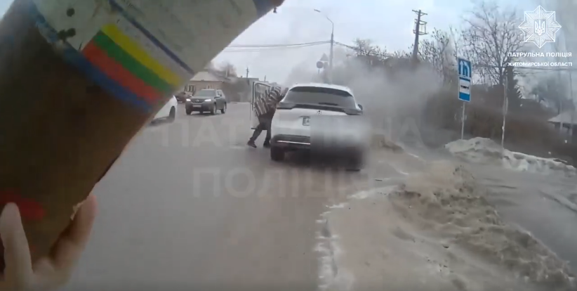 У Житомирі поліцейські допомогли чоловіку загасити автівку, яке загорілося під час руху