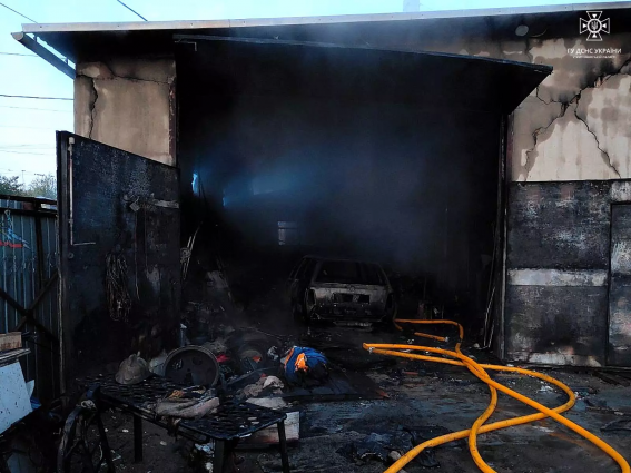 У Житомирі ліквідували пожежу в цегляному гаражі із автівкою, ще в одному – вогонь встиг знищити дах