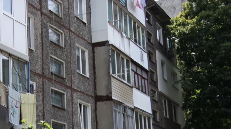 Жителі будинку за адресою Космонавтів, 16 жаліються на постійні пограбування, і на страх лишатися у власних квартирах