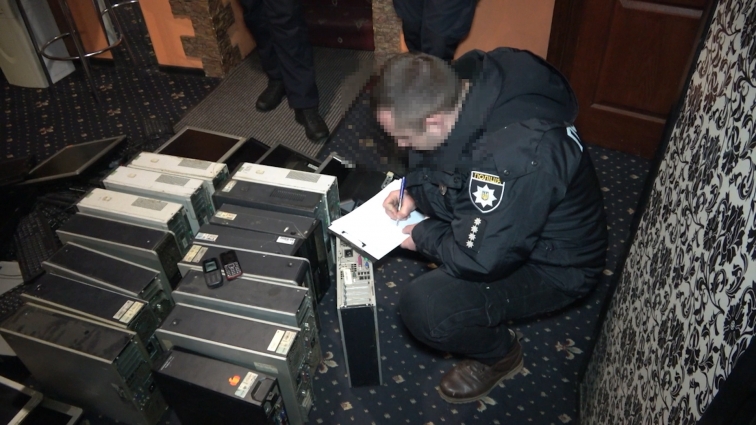 Техніку ховали в стінах та стелі: у Бердичеві викрили нелегальний зал азартних ігор (ВІДЕО)