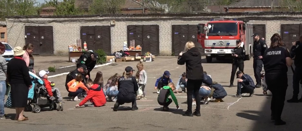У Бердичеві поліцейські влаштували свято для дітей-переселенців