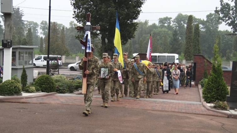 Повернувся на щиті: Житомир попрощався із 34-річним Володимиром Антонюком (ВІДЕО)