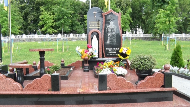 На військовому кладовищі у Житомирі невідомий понівечив могилу загиблого героя
