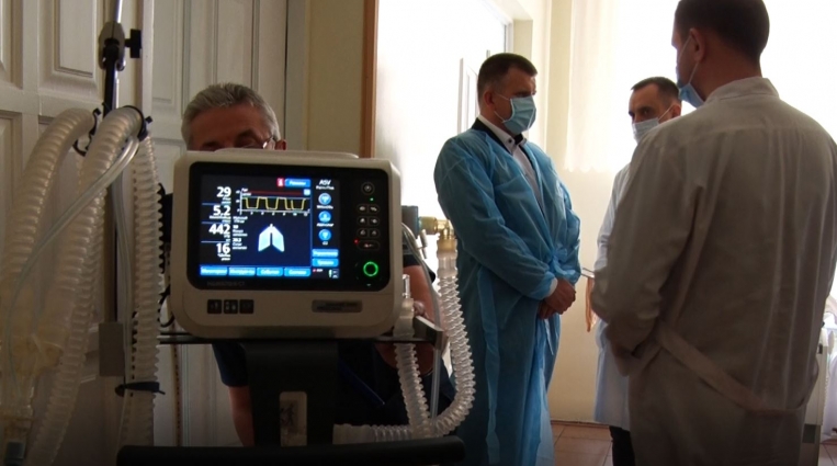 ПриватБанк передав міській лікарні №1 Житомира апарат ШВЛ найвищого класу