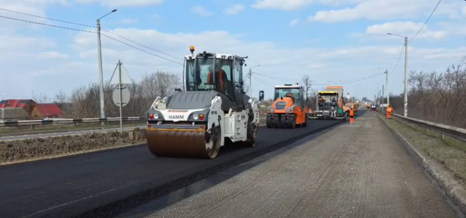 На ділянці дороги М-21 поблизу села Осикове у Житомирському районі розпочали укладання асфальту