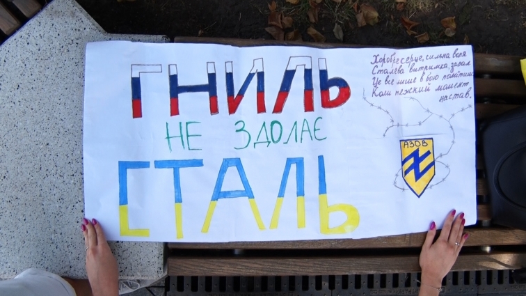 Рідні та близькі бійців полку «Азов» влаштували мітинг заради захисників (ВІДЕО)
