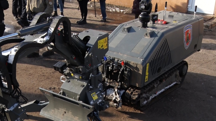 У Житомирських поліцейських поповнення: тепер розміновувати території буде допомагати «робот-сапер» (ВІДЕО)