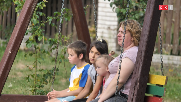 Змушені були покинути рідну Донеччину: ДБСТ, де виховується 10 дітей, знайшли прихисток на Житомирщині (ВІДЕО)