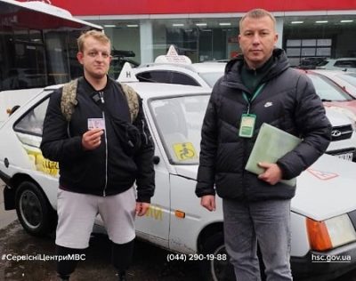 У Житомирі ветеран, який отримав важке поранення та втратив нижні кінцівки, відкрив власну справу й отримав водійське посвідчення