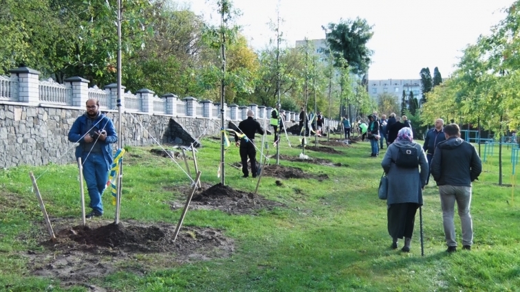 На військовому кладовищі висадили дуби в пам'ять про загиблих АТО/ООС