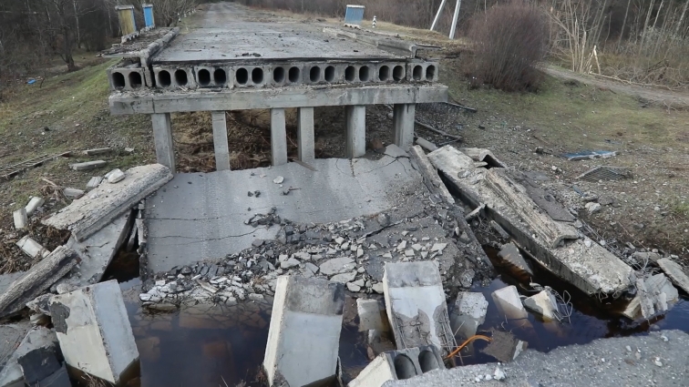 Зруйновані хати та купи спаленої техніки: як виглядають після окупації села Житомирщини