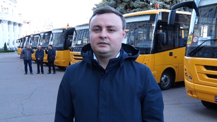 Народний депутат України Арсеній Пушкаренко посприяв закупівлі нових шкільних автобусів