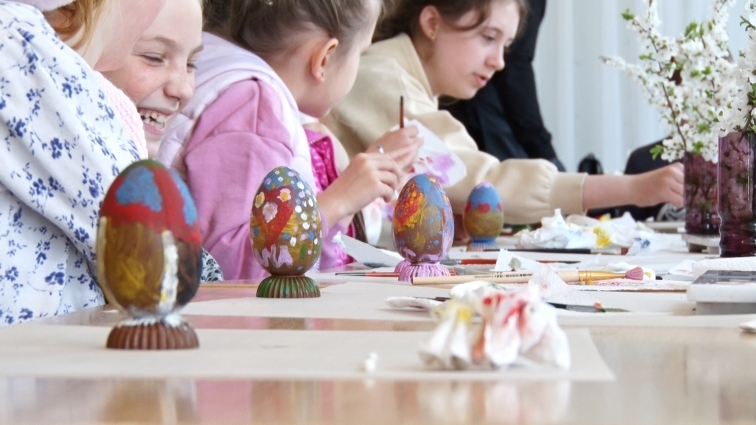 У селі Вереси для дітей влаштували солодкий майстер-клас: найбільше малювали прапор України