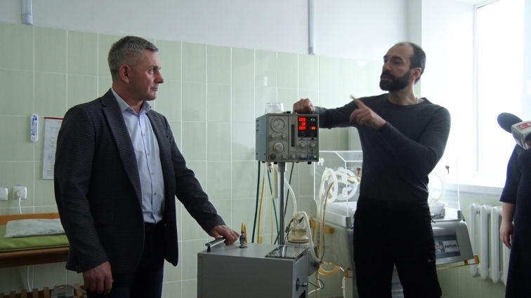 Пологове відділення Романівської лікарні отримало апарат для штучної вентиляції легень новонароджених та дітей віком до одного року