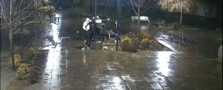 Зламали смітник, лавку та паркувальні стовпчики: у Житомирі група підлітків пошкодили майно у сквері (ВІДЕО)