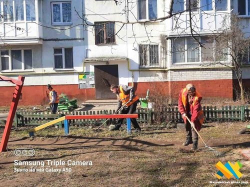 Весняна толока: у Житомирі керуючі компанії прибирають території