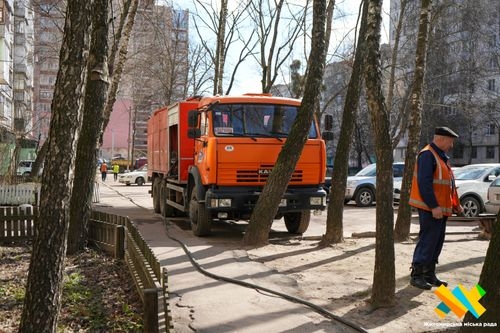 У Житомирі комунальники прочищають зливові мережі