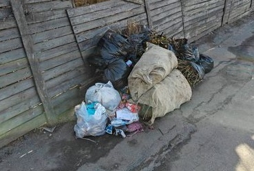 Мішки зі сміттям на тротуарах: муніципали провели рейд вулицями Житомира, порушникам загрожує штраф від 340 до 1360 грн.