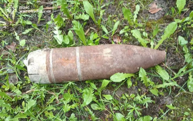 У Бердичеві та Звягелі місцеві жителі виявили гранату та снаряд на присадибних ділянках