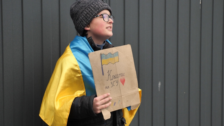 У Житомирі 11-річний Богдан співає на вулицях міста, аби зібрати кошти на ЗСУ (ВІДЕО)