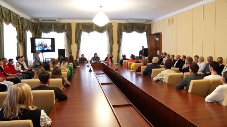 У Житомирській ОДА відбулася урочиста церемонія вручення спортивного інвертарю провідним спорсменам Житомирщини.
