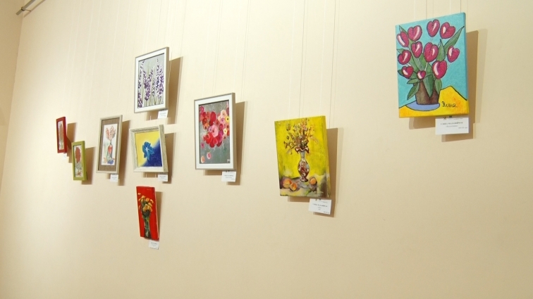 У Житомирі 12-річна художниця відкрила виставку, аби зібрати кошти для брата-парамедика (ВІДЕО)