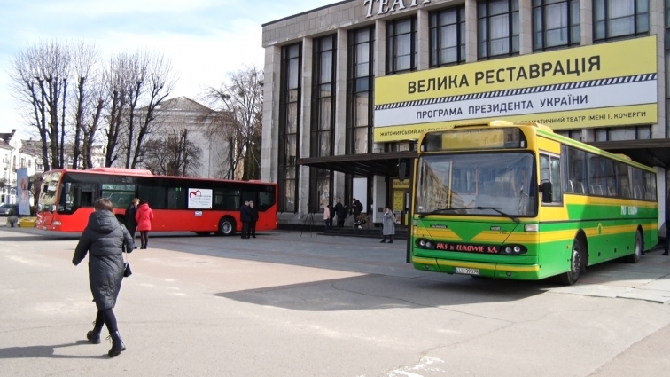 Автобус для Житомирського драмтеатру та пересувний «Пункт Незламності»: підтримка від міжнародних партнерів триває (ВІДЕО)