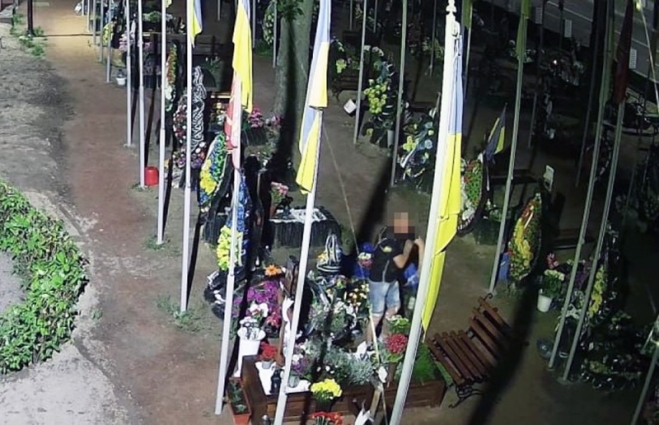 Викрав прапори та лампадку: житомирські поліцейські закінчили досудове розслідування наруги над могилами військових