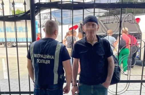 З України депортували іноземця, який був засуджений за майнові злочини та порушення виборчого законодавства України