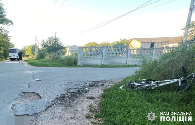 У Левкові під колеса автомобіля потрапила велосипедистка, 19-річна жінка в реанімації