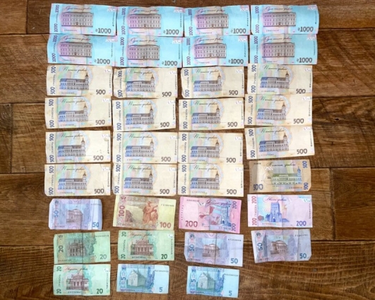 У Житомирі затримали 33-річного чоловіка, який скористався неуважністю нового знайомого та поцупив в нього значну суму грошей