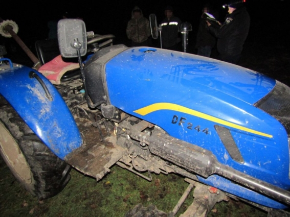 На Житомирщині затримали двох чоловіків, які вкрали трактор у односельця
